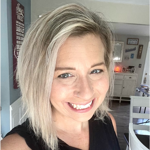 Meet your Posher, Erin - Picture 1 of 6